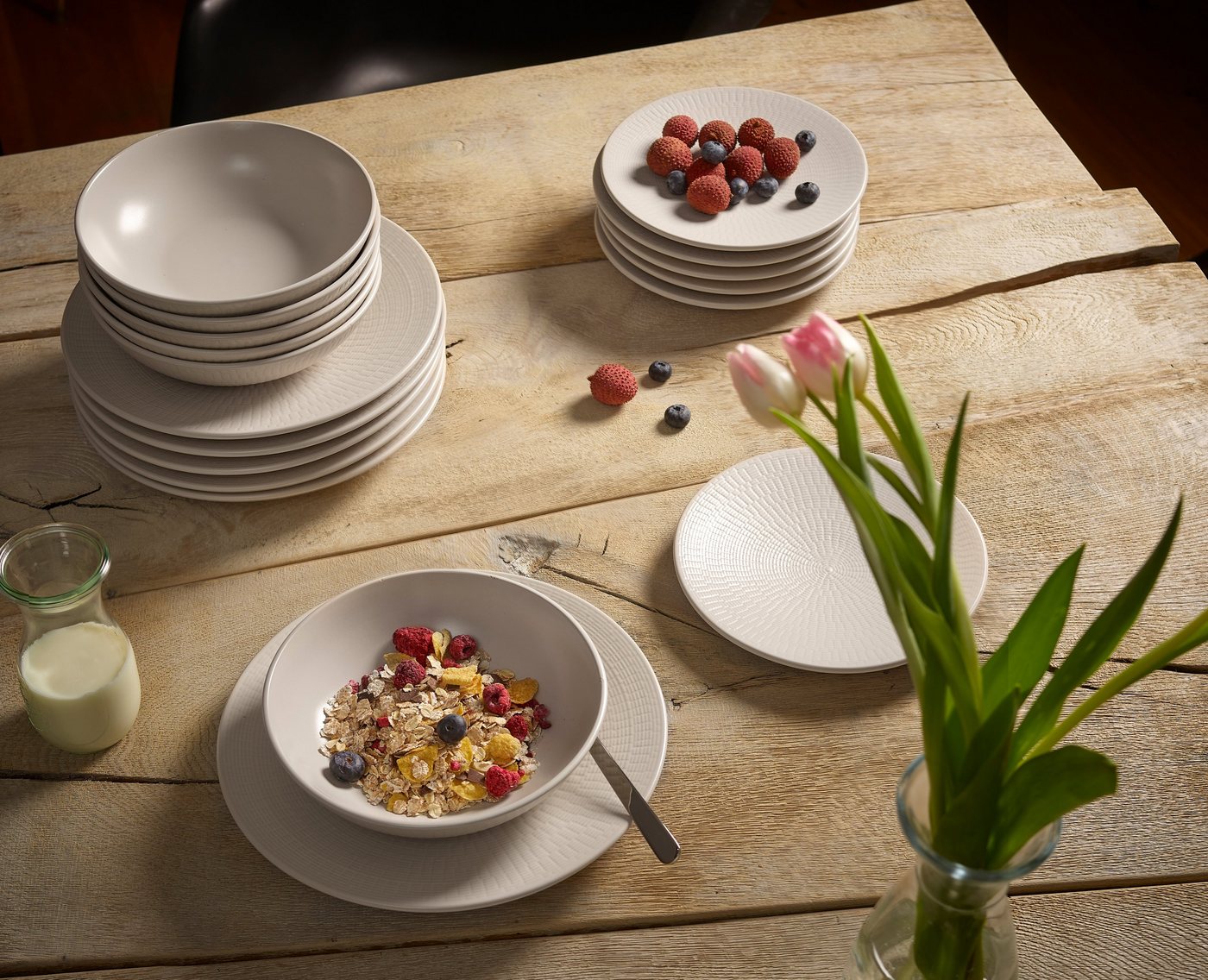 Echtwerk 18-teiliges Vintage Tafelservice, "Blanka" Nature-Design, für 6 Personen, Stilvolles Geschirrset mit Struktur aus Steingut mit 6 x Speiseteller, 6 x Beilagenteller, 6 x Suppenteller, Creme Bild 2
