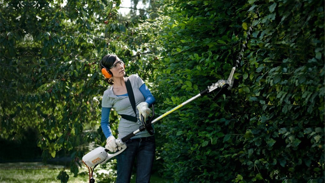 STIHL Elektro-Heckenschere STIHL HLE 71 K Elektro Heckenschneider, (Packung, 1 St., Umfangreiches Zubehör beinhaltet), Bis 125° verstellbarer Messerbalken für flexible Schnitte