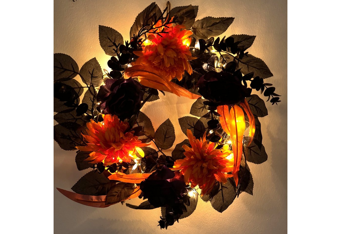 Online-Fuchs Dekokranz zum Aufhängen - Türkranz mit LED-Lichterkette und 6-Stunden Timer, aus schwarzen Rosen und orangen Chrysanthemen Bild 2