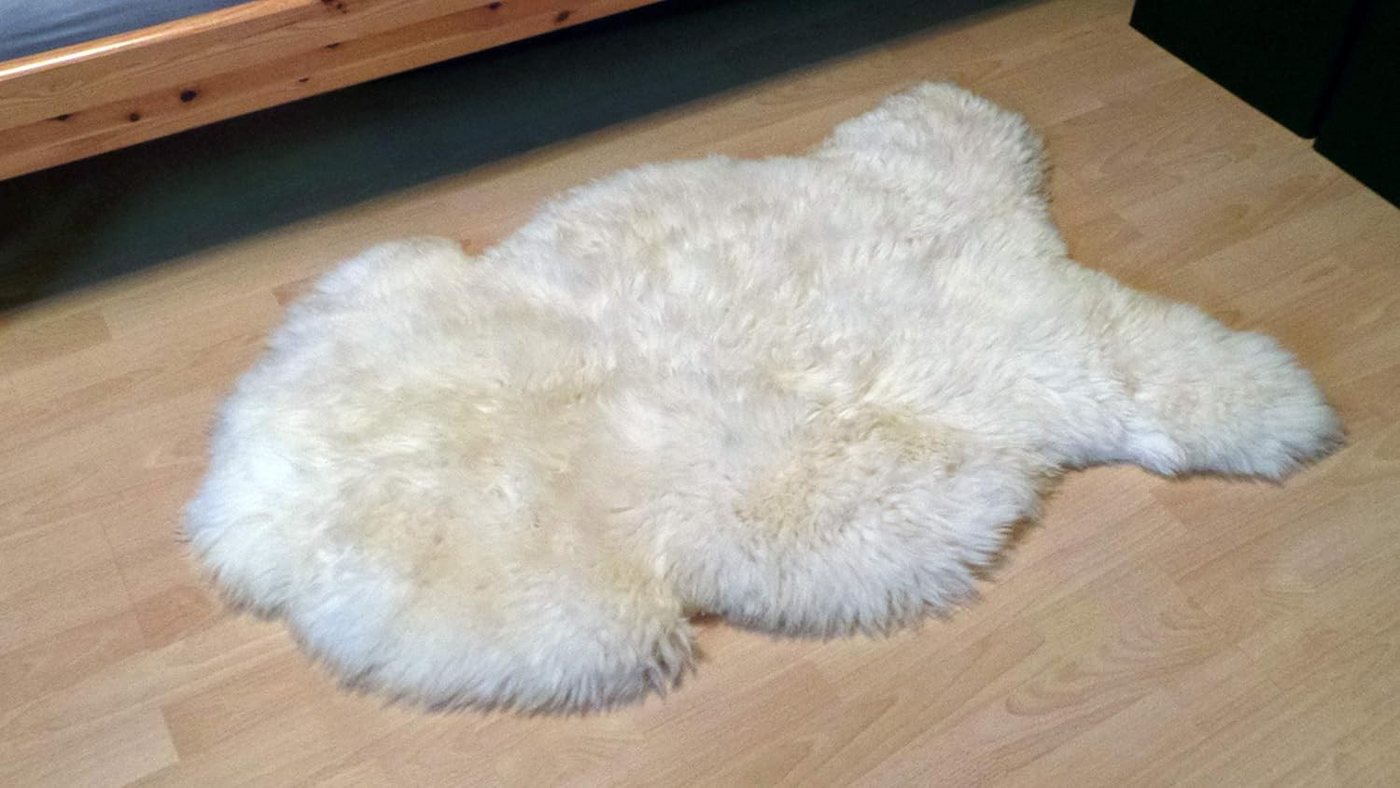 Felltrade Fellteppich Natur Schaffell weiß, 110-170 cm, ökologisch gegerbt, kuschelig weich und pflegeleicht, in verschiedenen Größen erhältlich Bild 2