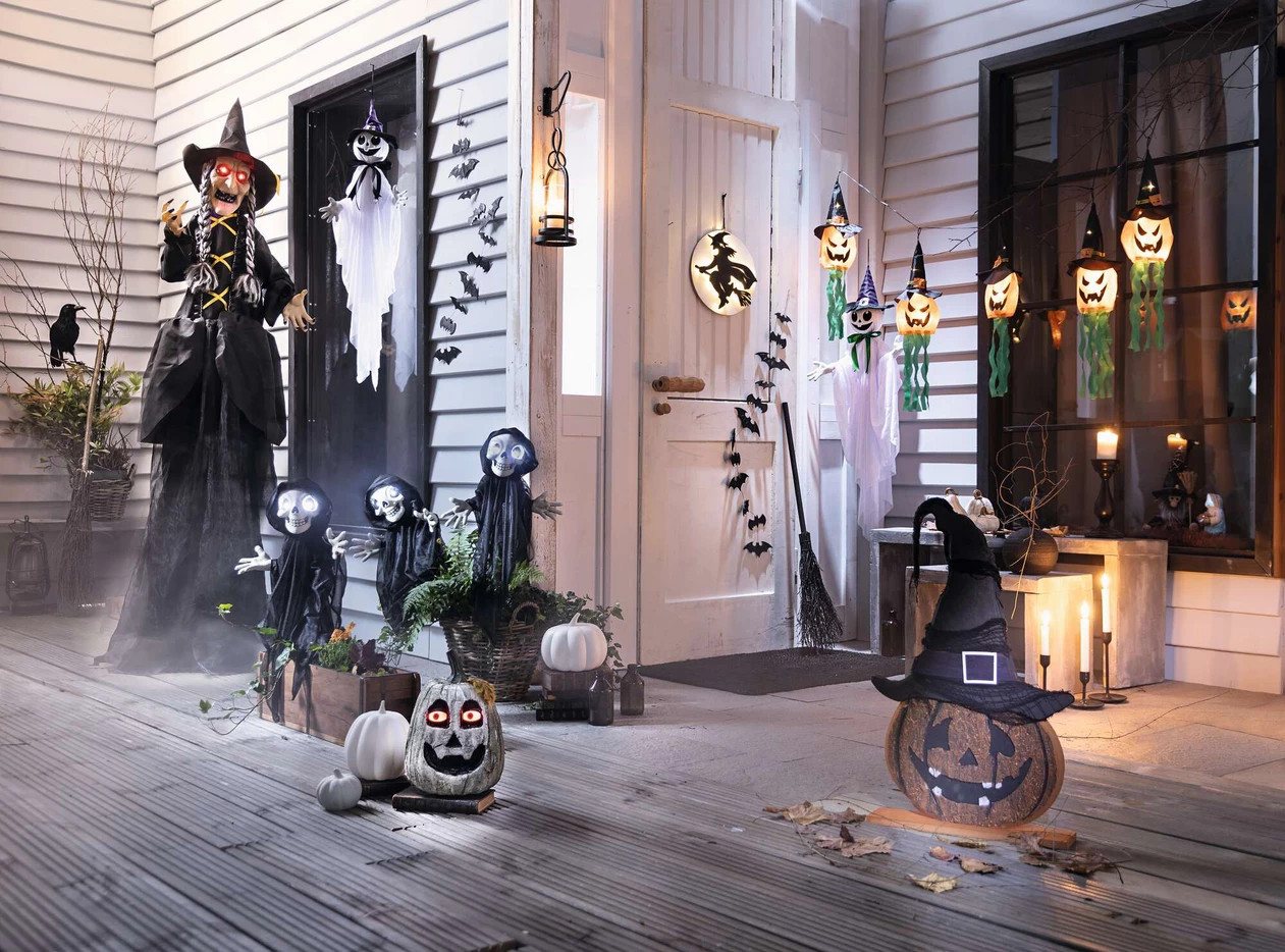 Home-trends24.de LED Dekofigur Hexe Hänger Besen Wand Tür LED Deko Halloween Party