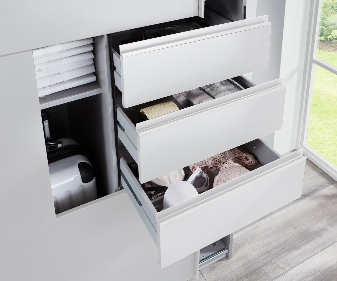 luma-home Schwebetürenschrank 22613 (B270/H208/T64 cm Kleiderschrank mit Vollausstattung, weiße Griffleisten) in Weiß mit 6 sichtbaren Schubladen, Mitteltür Spiegelfront Bild 5