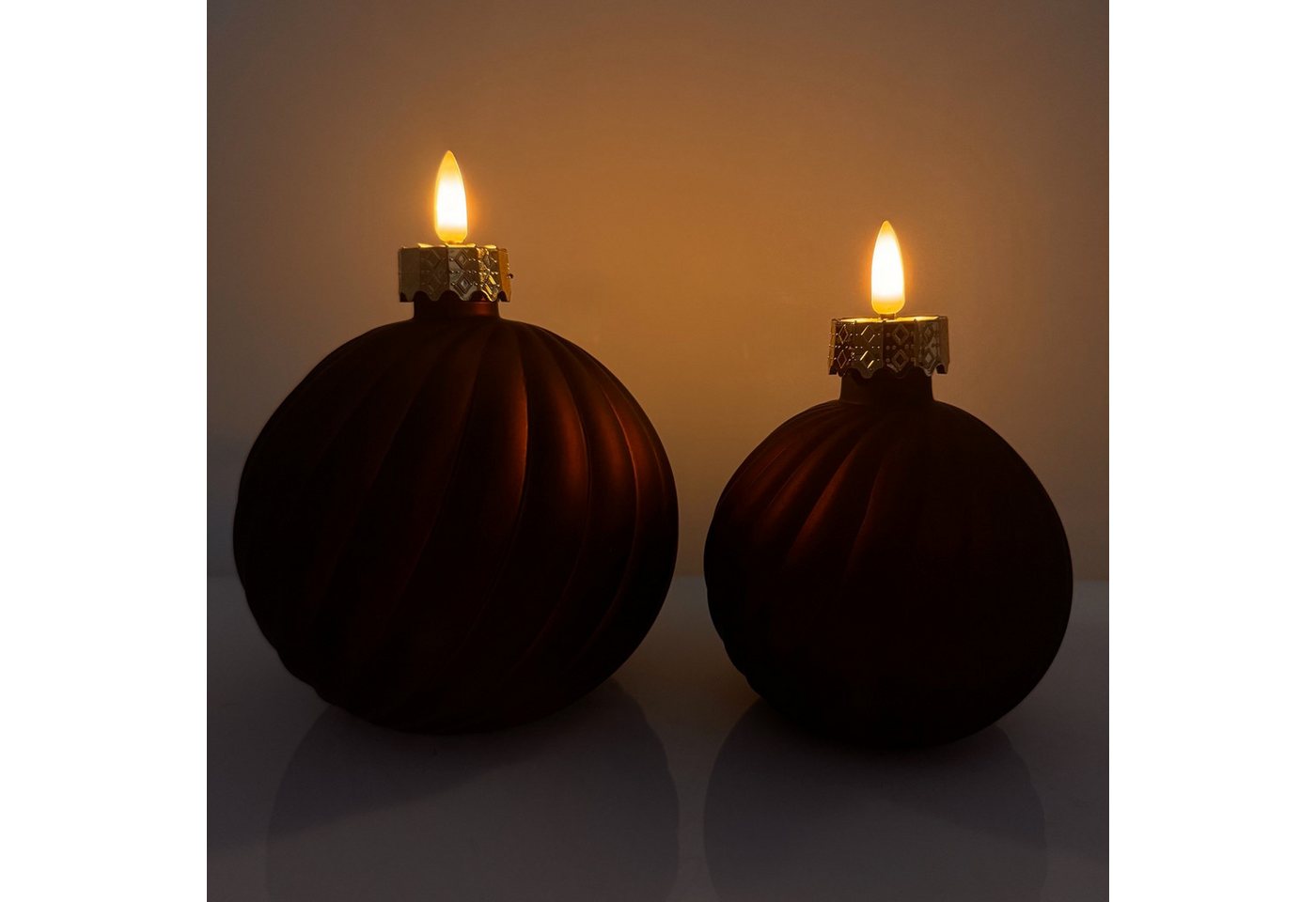 Online-Fuchs LED-Kerze in edler Weihnachtskugelform mit Timer in Purpur Lila - Weihnachtsdeko, realistische Kerzenflamme, warmweiße Beleuchtung, gefertigt aus stabilem Glas mit festlicher Eleganz