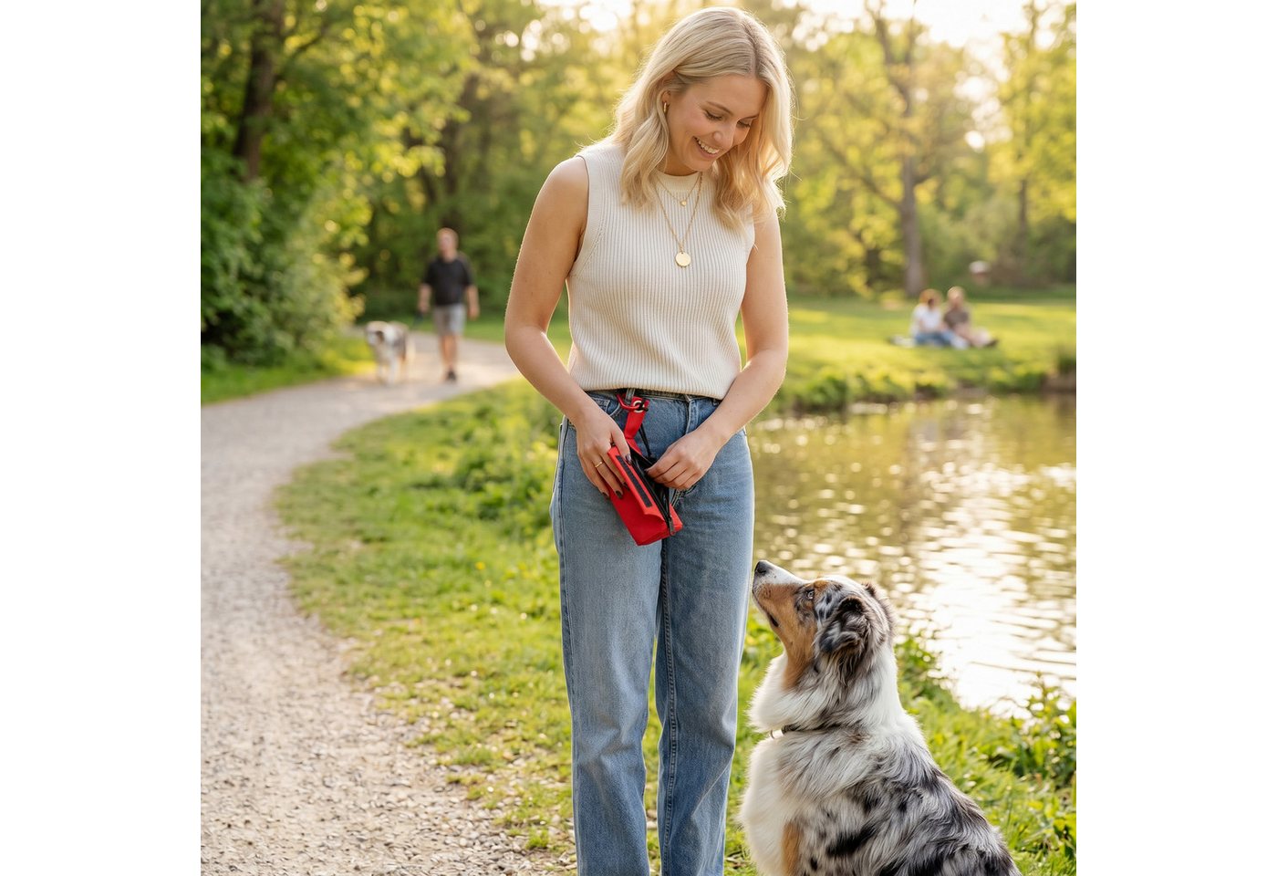 belviona Leckerlibeutel für Apportiertraining mit Wurfhilfe & Karabiner, robust & sicher, rot (1-tlg), wasserfester Futterdummy, Hundefutterbeutel Bild 4