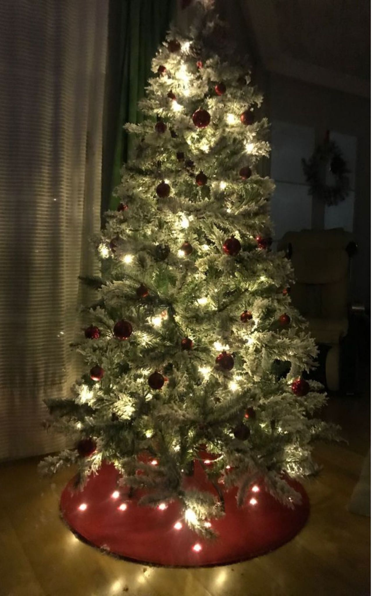 Led-weihnachtsbaum Beschneit Mit Zapfen Und Roten Kugeln 150 Cm