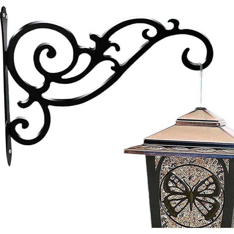Schwarze, An Der Wand Befestigte Metallhalterungen Für Laternen.