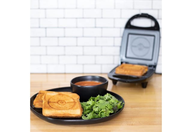 Uncanny Brands Toaster Pokemon - Sandwich Maker (Pokeball)