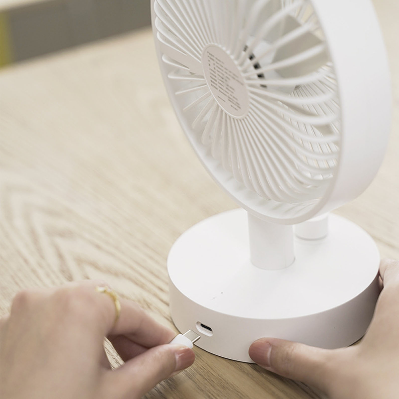 Tischventilator Mit Starkem Luftstrom, Stufenloser Geschwindigkeitsregelung, Leisem Design Und Hoher Kühlleistung – Ideal Für Zuhause, Reisen Und Büro. Weiß, 2000-mah-akku, Schwenkbarer Kopf.