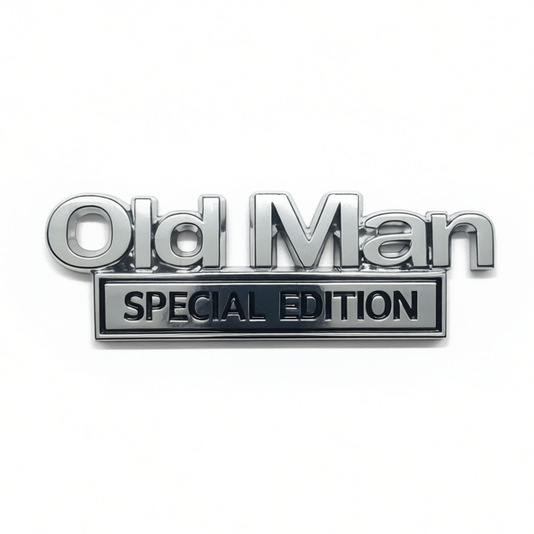 Das „st“ Steht Für Old Man Edition Und Ist Ein Universell Passendes Autoemblem Für Alle Fahrzeuge In Silber Und Schwarz.