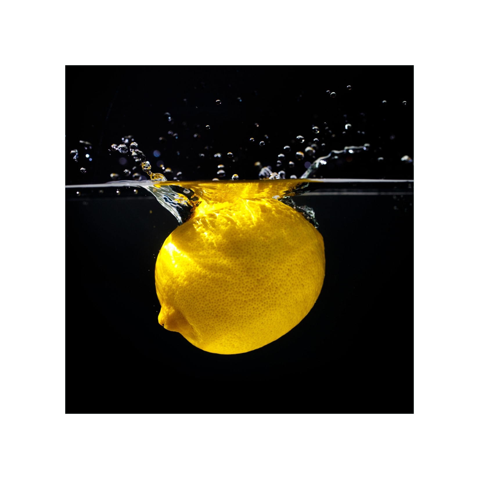 Wallario Magnetfolie 60 x 60 cm Zitrone im Wasser - Frisches Obst für die Küche