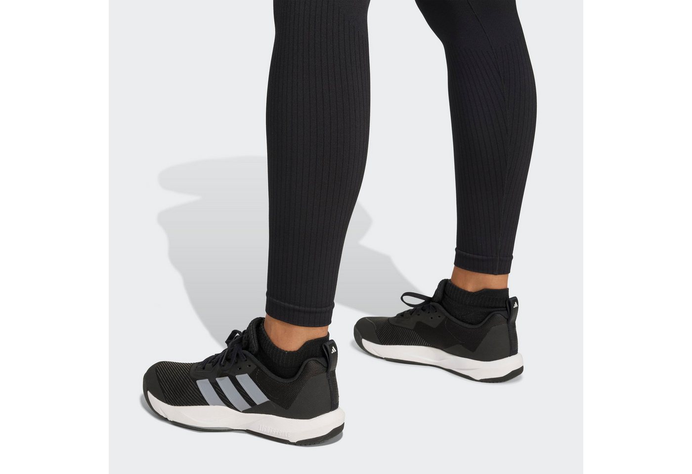 adidas Performance Trainingstights WORKOUT ESSENTIALS LEGGINGS, KOMPLETTE LÄNGE, GESTRICKT mit nahtlosem Strickmaterial, ohne Verschluss, stützende Passform