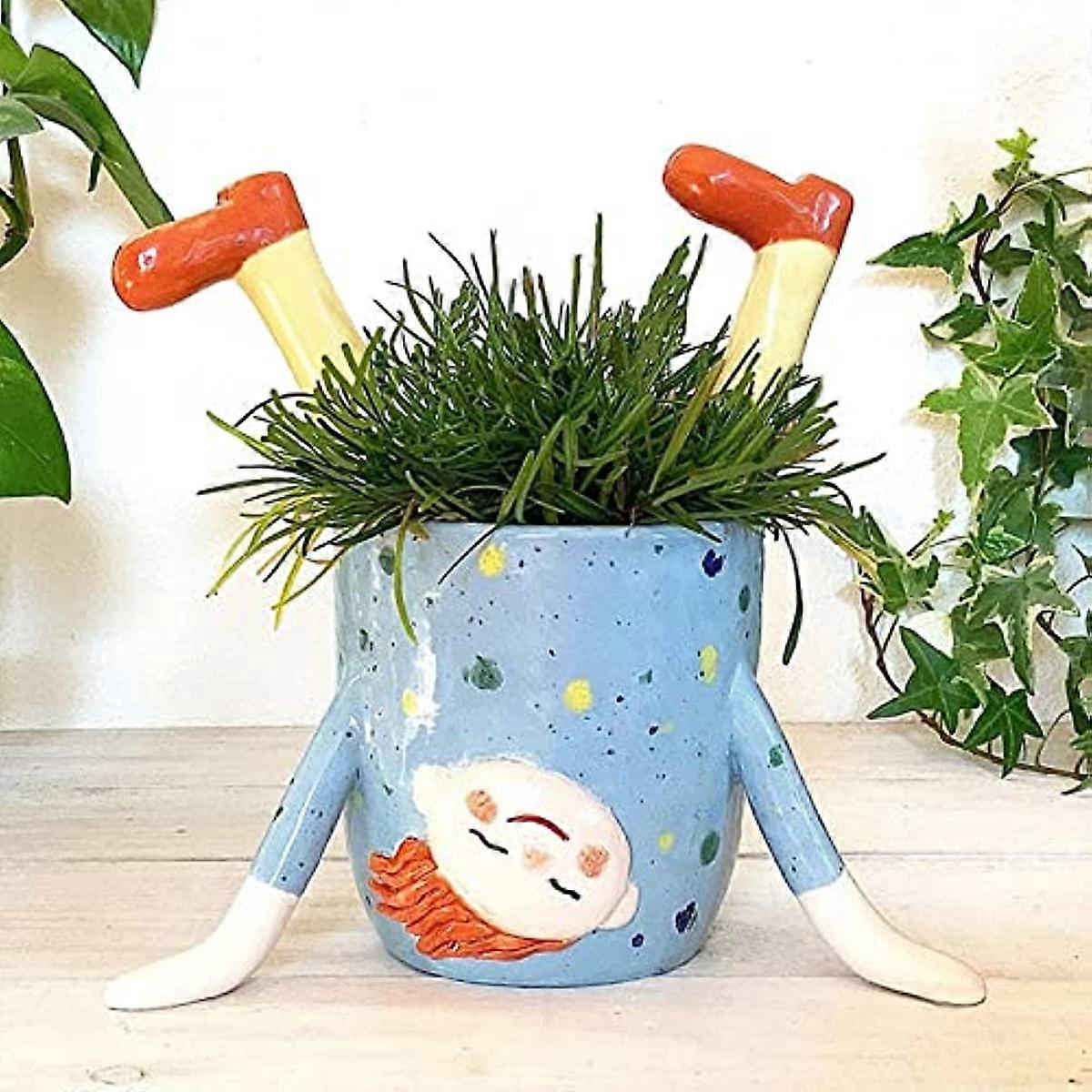 Ein Witziger Und Kreativer Blumentopf Aus Kunstharz, Der Ein Mädchen Auf Den Händen Balancierend Darstellt – Ideal Zur Dekoration Von Wohnung, Balkon Oder Büro. Handgefertigte Dekoration.