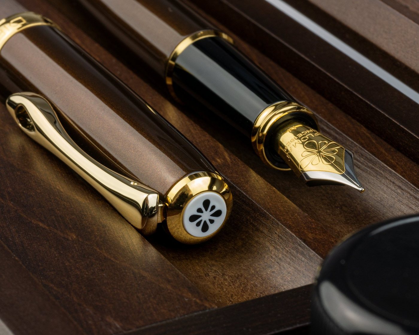 DIPLOMAT Füllhalter Füllhalter Diplomat Excellence A2 Marrakesh vergoldet Wenge-Holz, (Komplett-Set mit Tintenkonverter, Schreibtinte Königsblau von Octopus Fluids und Wenge Holzetui), MADE IN GERMANY