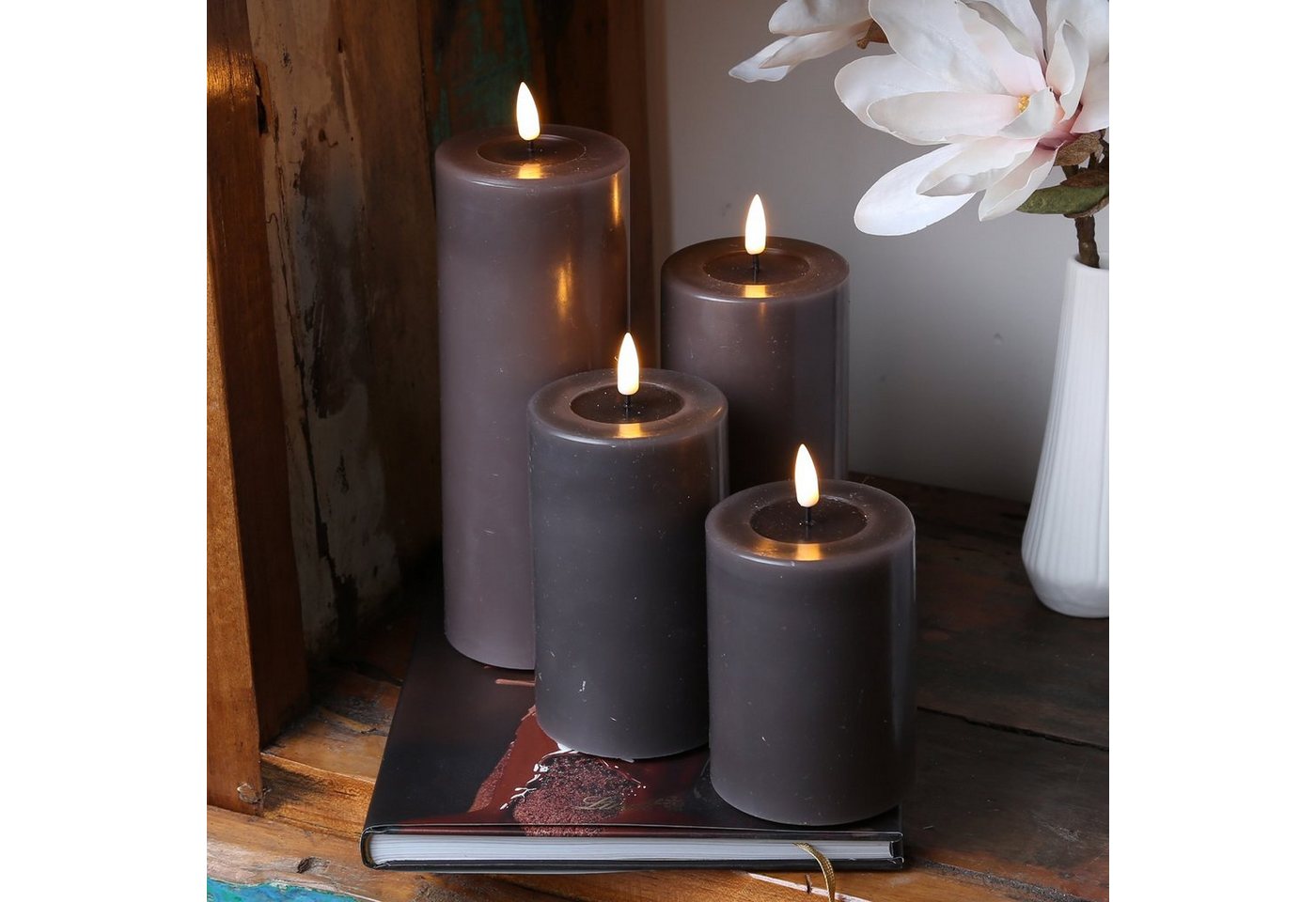 Deluxe Homeart LED-Kerze Mia Deluxe Echtwachs Wachsspiegel flackernd H: 10cm D: 7,5cm mokka, LED Classic, warmweiß (2100K bis 3000K)