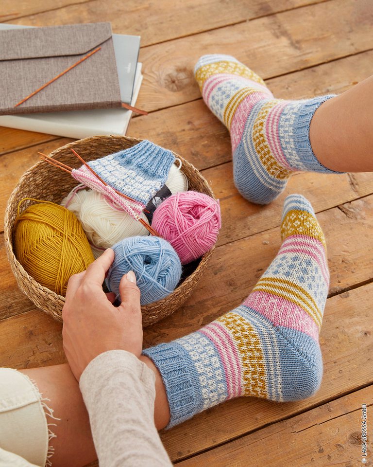 LANA GROSSA MEILENWEIT 50 g UNI 4-fach Sockenwolle Häkelwolle, 210 m (Klassisches 4-fach Sockengarn für Lieblingsprojekte, 210 m Lauflänge für feine und kreative Strickideen), 50 g