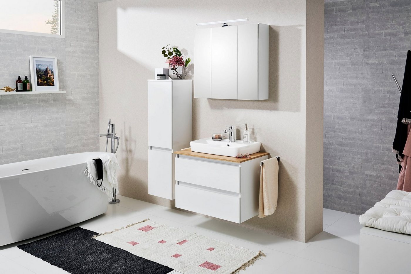 Saphir Spiegelschrank Quickset 360 Badschrank, 3 Spiegeltüren, 6 Einlegeböden, 75 cm breit inkl. LED-Beleuchtung, Türdämpfer, Schalter-/Steckdosenkombination Bild 4