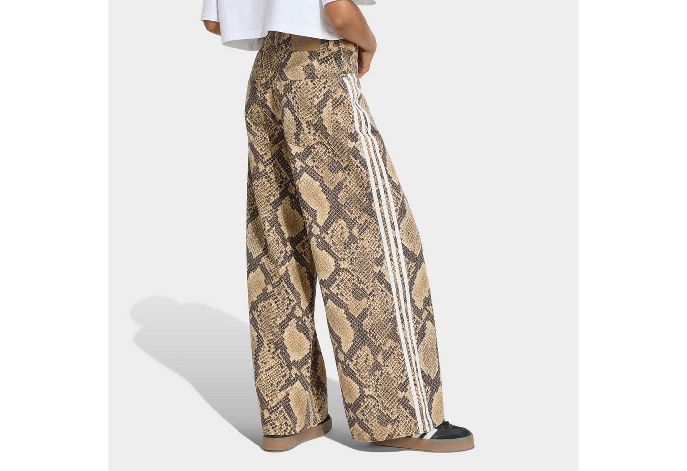adidas Originals Sporthose, LOCKER GESCHNITTEN, SCHLANGENPRINT DENIM-HOSE für den lässigen Look Bild 3