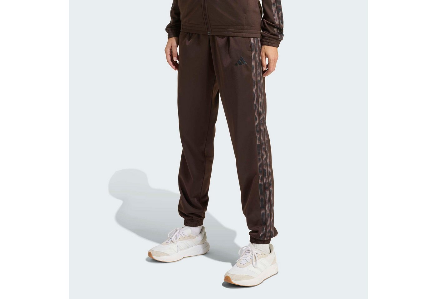 adidas Sportswear Sporthose TRICOT 3-STREIFEN MIT LEOPARDENPRINT sportlich, für Erwachsene, mit Gummizug, normal-weite Passform Bild 2