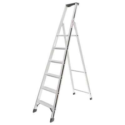 Stabile Stufenstehleiter mit großer Plattform, geräumiger Ablageschale und Eimerhaken.Ergonomisches Arbeiten auf 80 mm Stufentiefe.