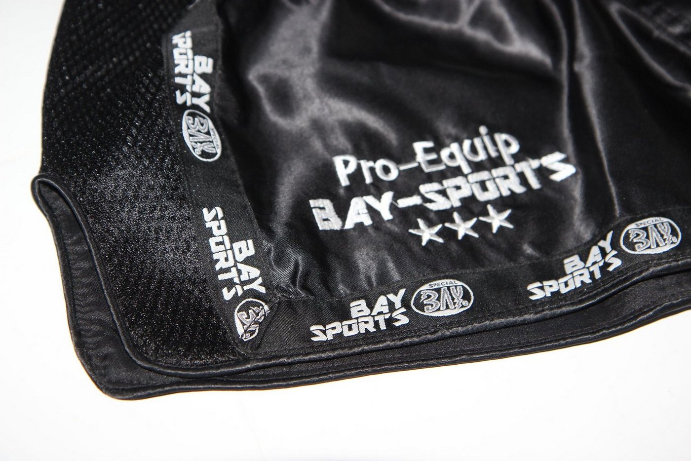 BAY-Sports Sporthose Thaiboxhose Thaiboxen Hose Shorts Muay Thai kurz MMA Thaiboxshorts (Stück) XXS - XXL, schwarz mit Mesheinsätzen, Kinder und Erwachsene Bild 3