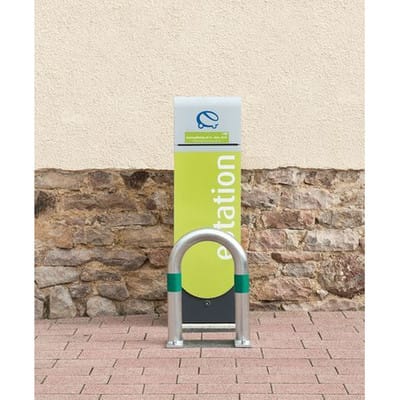 Ladesäulen Rammschutz-Bügel aus Stahl, feuerverzinkt, B 360 mm, Reflexringe grün, zum Aufdübeln