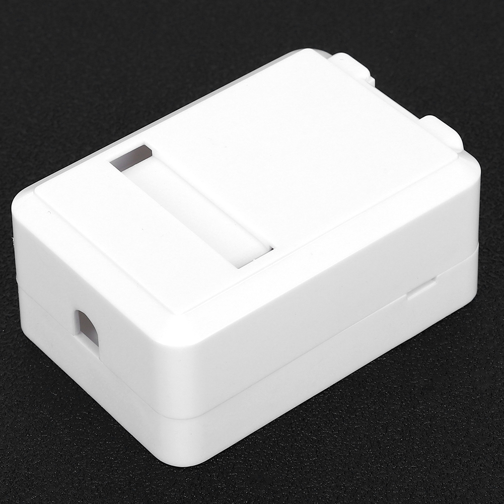4 Rj45-8p8c-netzwerkkabel Mit Je Einem Port, Auf Dem Schreibtisch Montierte Infobox.