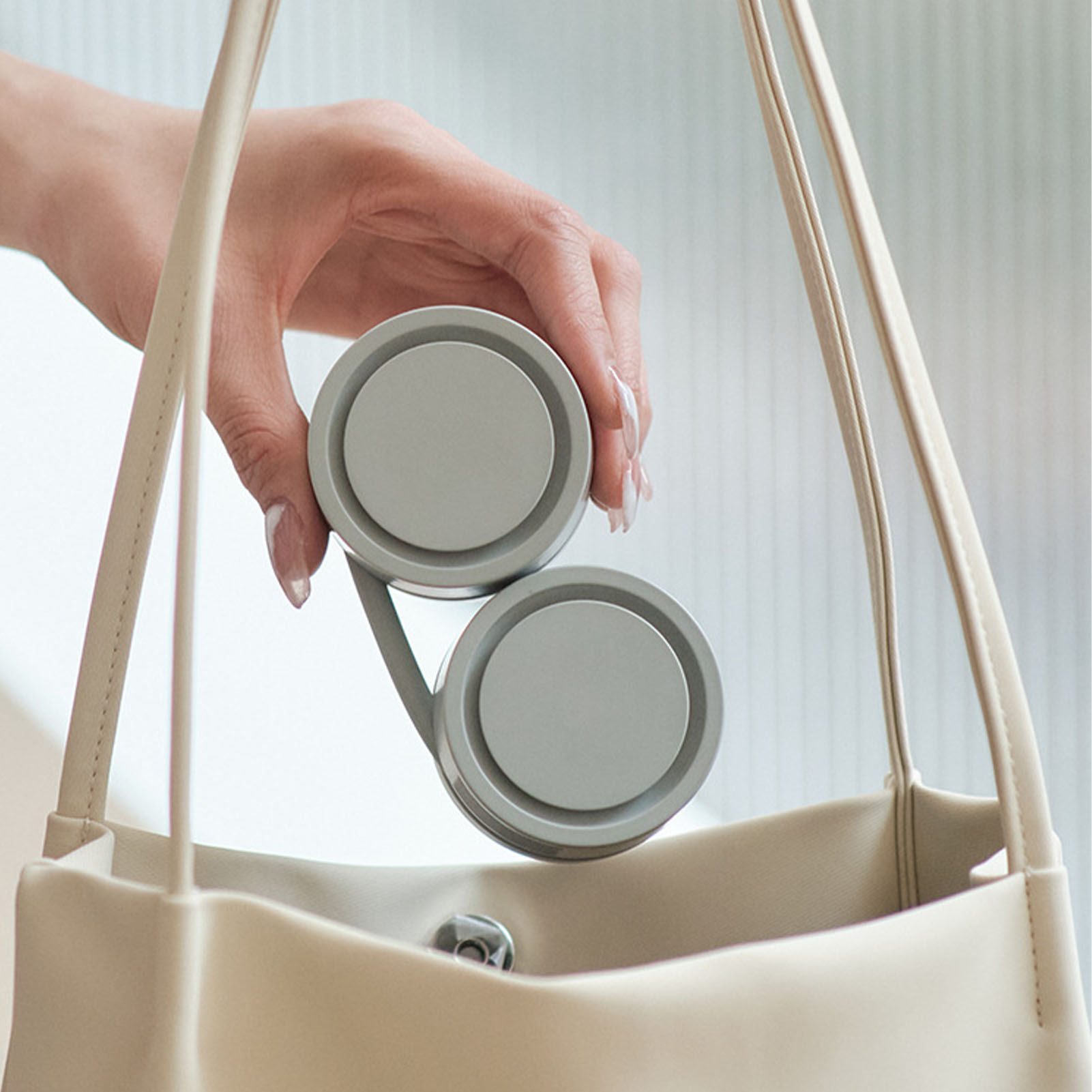 Tragbarer Mini-nackenventilator Mit Usb-ladefunktion, Klingenloser Hängeventilator Mit Aromatherapiefunktion Für Den Außenbereich In Grün