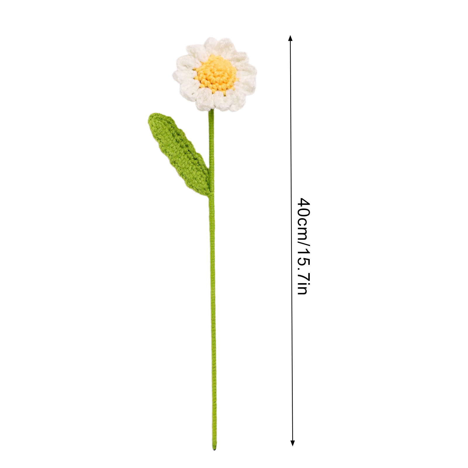 Ein Handgefertigter Blumenstrauß Aus Imitations-häkelwolle Und Kleinen Gänseblümchen.