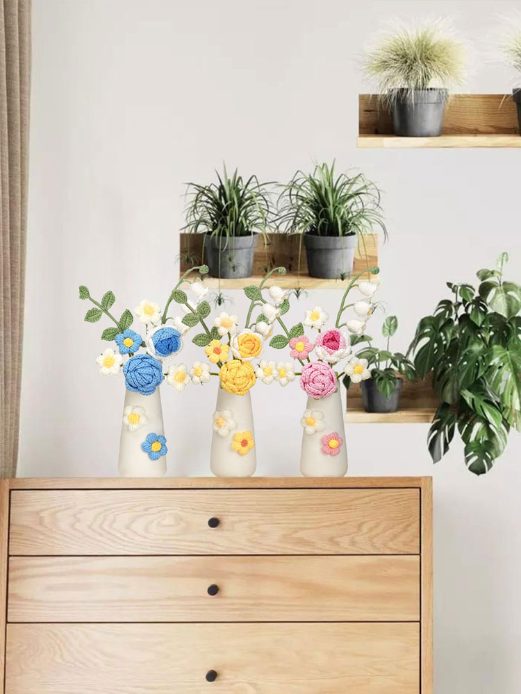 Künstliche Wollblume, Handgestrickte Oder Gehäkelte Blume Mit Keramikvase, Tischgeschenk