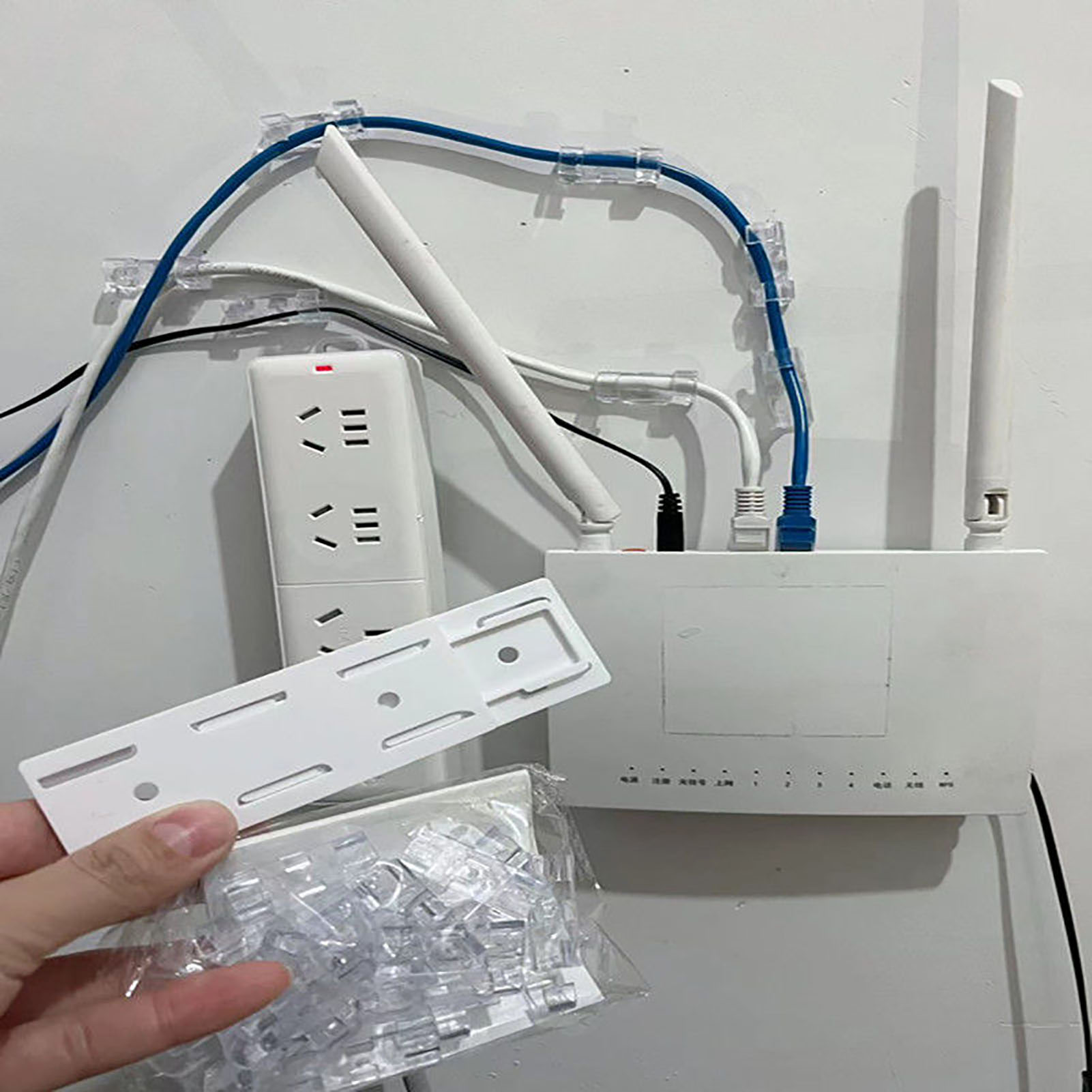 Selbstklebender, Platzsparender, Wiederverwendbarer Steckdosenleistenhalter Aus Kunststoff Zur Befestigung Von Steckdosen In Haus Und Büro