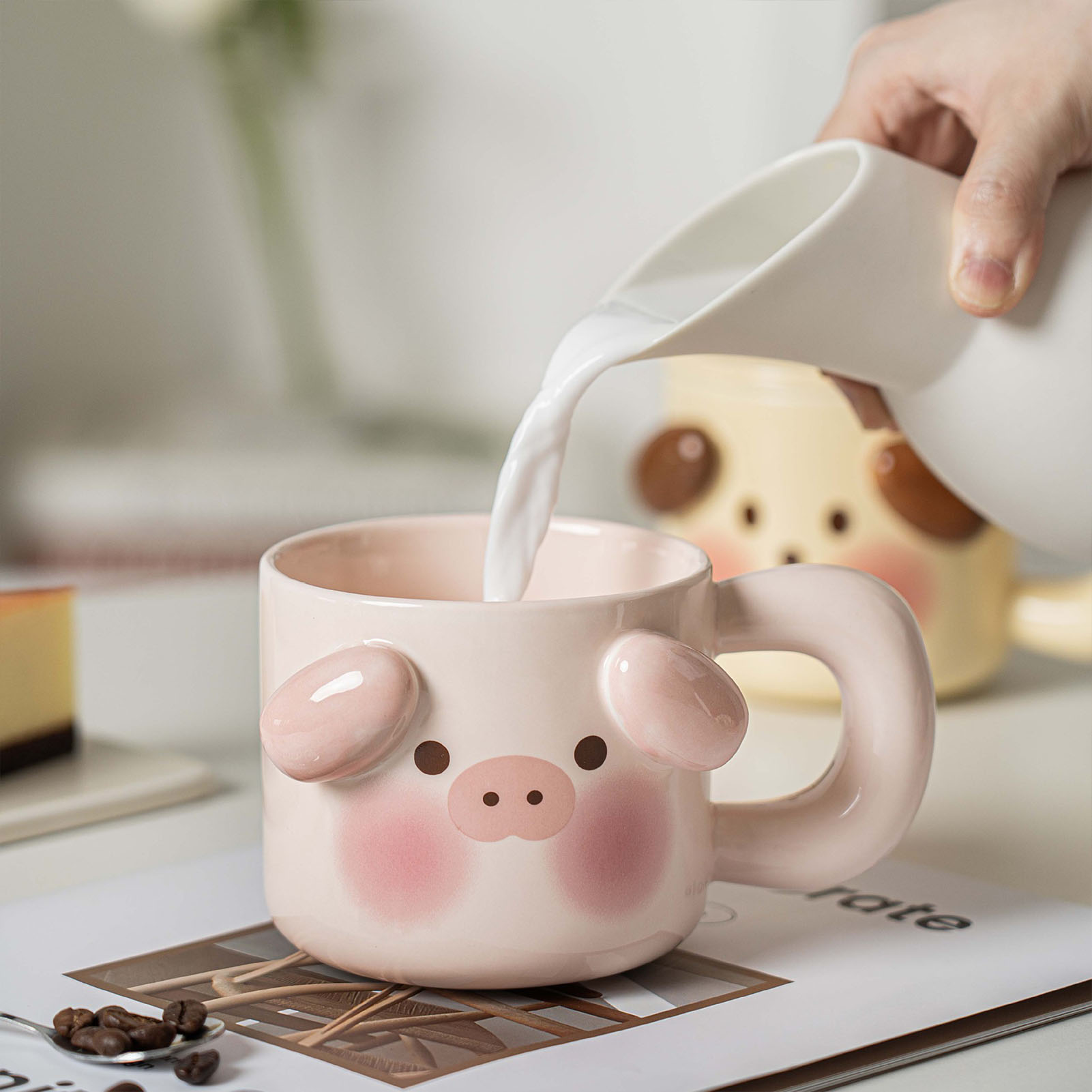 Kaffeebecher Mit Comic-deckel Und Löffel. Ein Charmanter, Niedlicher Milchbecher In Tierform Für Büro Und Schule. Ein Becher In Schweinchenform.
