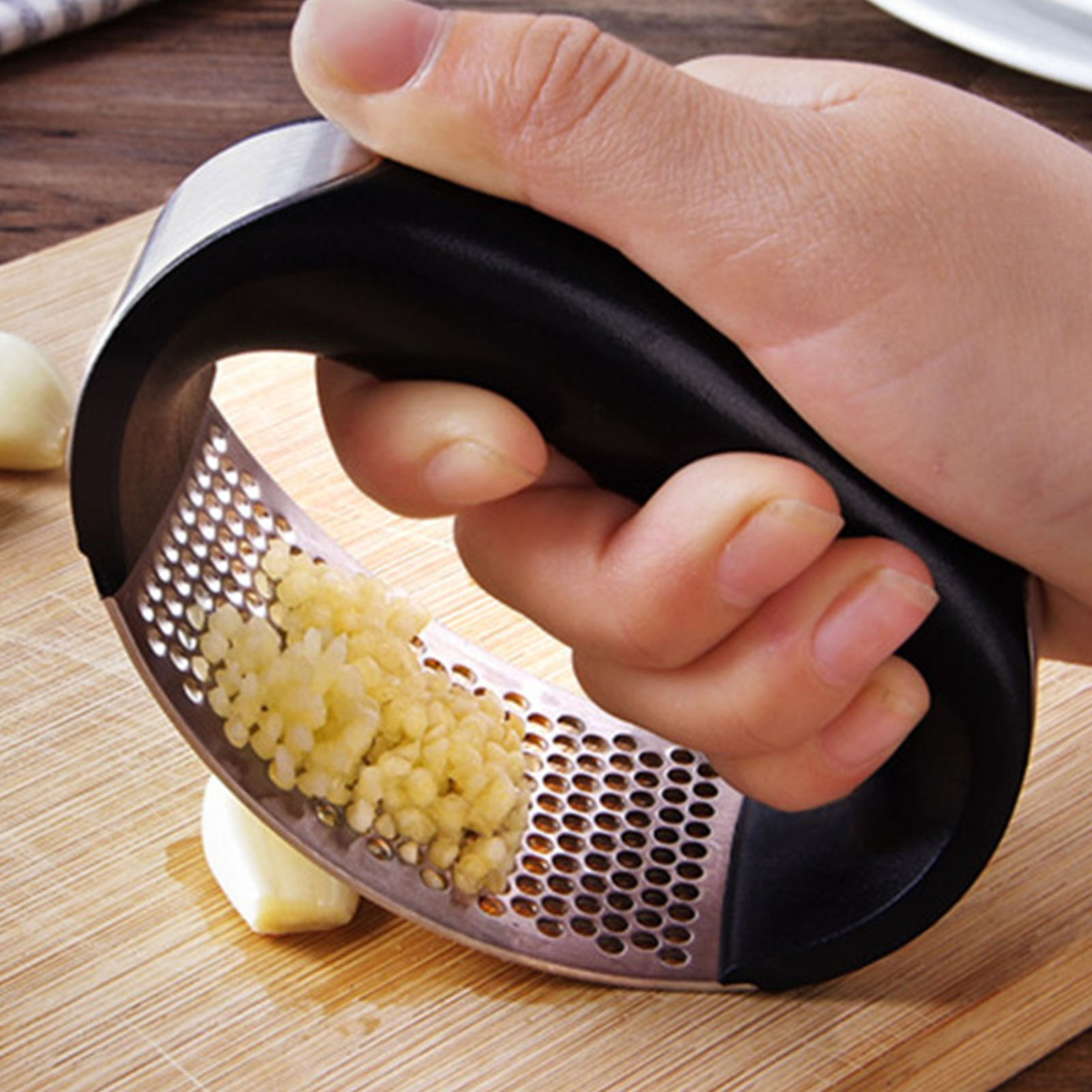Multifunktionale Knoblauchpresse Aus Edelstahl Mit Ring Und Schwarzem Griff Für Die Küche