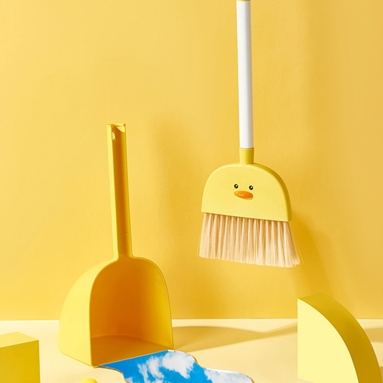 Ein Kinder-kehrset In Form Eines Mini-besens Im Cartoon-stil. Spielzeug Zum Erlernen Des Fegens.