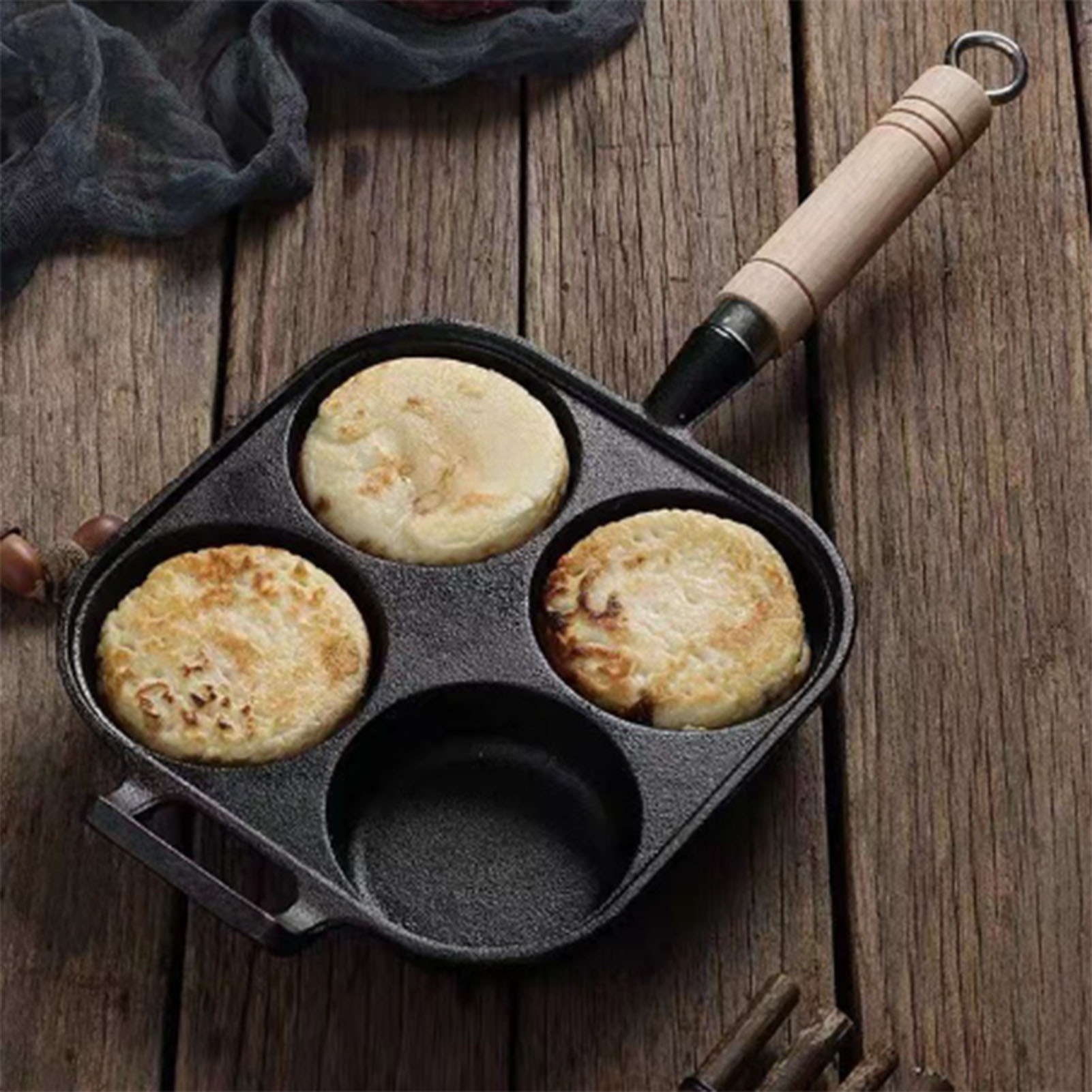 Eine Tiefe Bratpfanne Mit Antihaftbeschichtung, Ein Pfannenwender Und Ein Ölpinsel. Eine Pfanne Mit Vier Mulden Zum Braten Von Frühstückspfannkuchen.