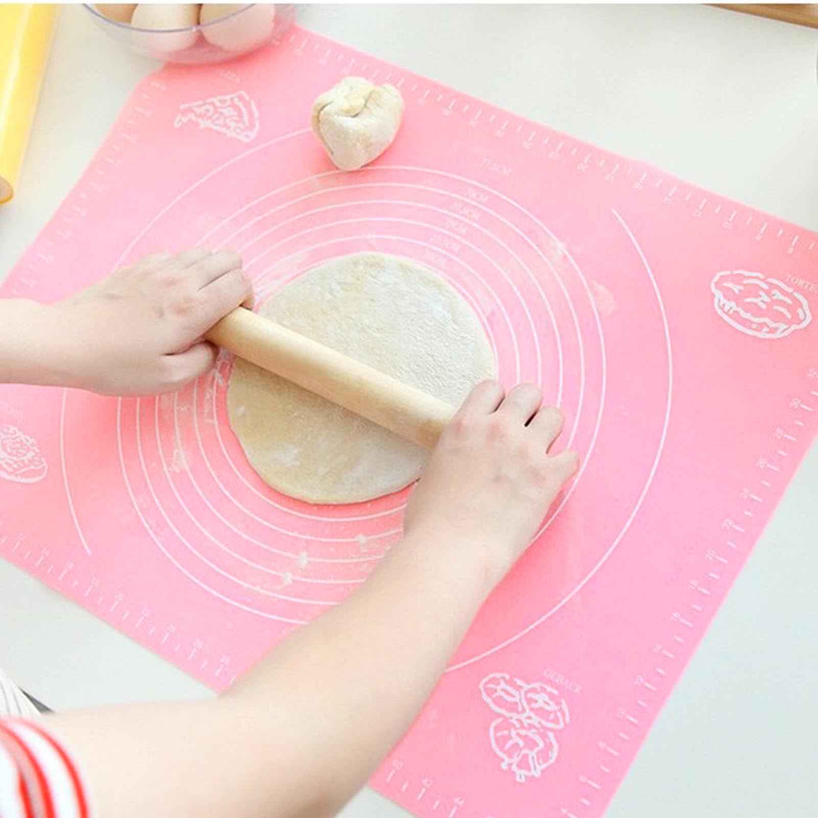 Silikon-backmatte Mit Antihaftbeschichtung. Dicke Silikon-backmatte Mit Messbechern Zum Ausrollen Von Teig, Für Pizza Und Kekse In Rosa.