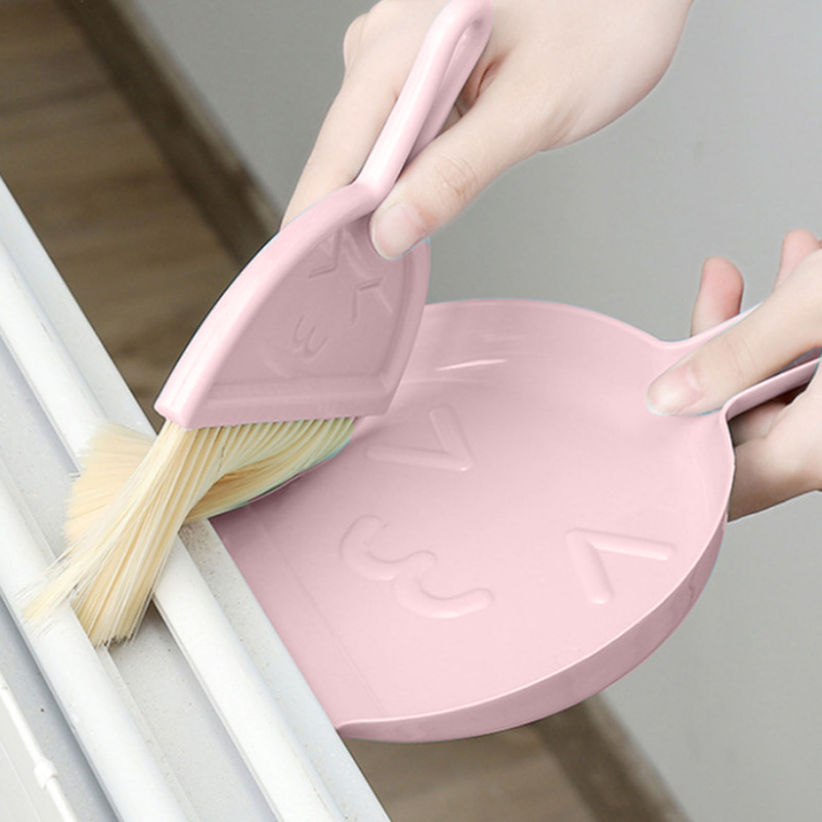 Mini-besen- Und Kehrset Mit Smiley-gesicht, Kunststoff, Manuell, Effizient, Tragbar, Kleines Besen- Und Kehrset Für Den Bürotisch, Rosa