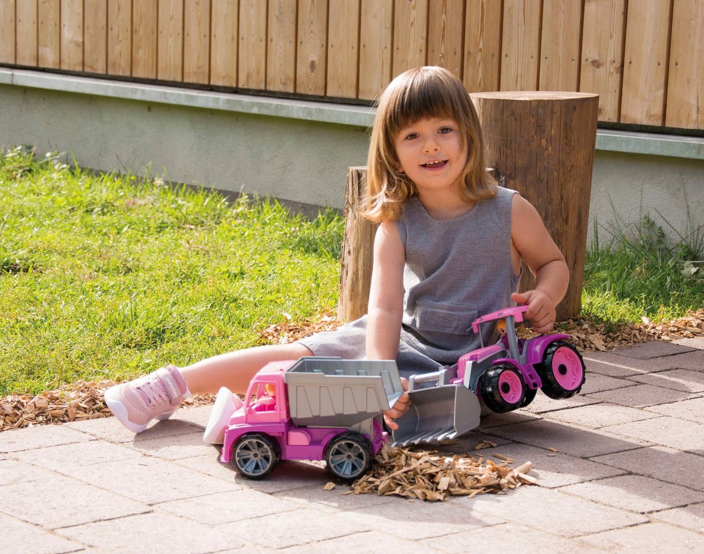 Lena® Spielzeug-Kipper TRUXX, rosa, inklusive Spielfigur, Made in Europe Bild 4