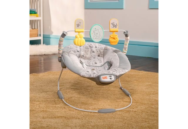 Bright Starts Babywippe Disney Winnie the Pooh Classic Pals Vibrating Bouncer, mit Sound-Effekt