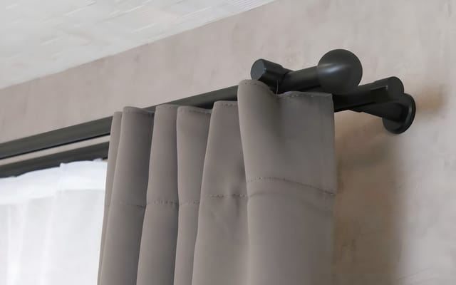iso-design Gardinenstange Innenlauf 2-läufig schwarz Wandmontage 20 mm Endstück Kugel, Ø 20 mm, 2-läufig, Innenlaufprofil mit Metallsäge kürzbar