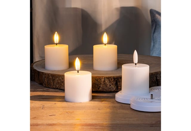 Spetebo LED Dekolicht LED Kerze warm weiß aufladbar mit Ladestation 4er Set, An / Aus, LED fest integriert, warm weiß, Künstliche kleine Stumpenkerze mit Flackereffekt Akku betrieben