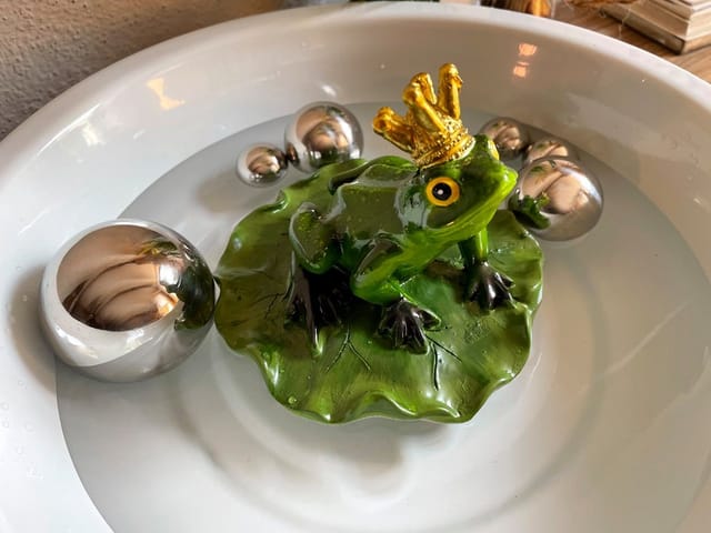 LB H&F Lilienburg Teichfigur LB H&F Schwimmtier Teichfigur Froschkönig Froschfigur, (Teichfrosch schwimmende Tierfigur Gartendeko Garten wetterfest Kunststoff Schwimmfrosch Teichschwimmer FROSCH, Dekofigur Figur Teich Gartenteich Teichdeko Schwimmfigur), detailgetreu gestaltet und leuchtend grüner Farbe