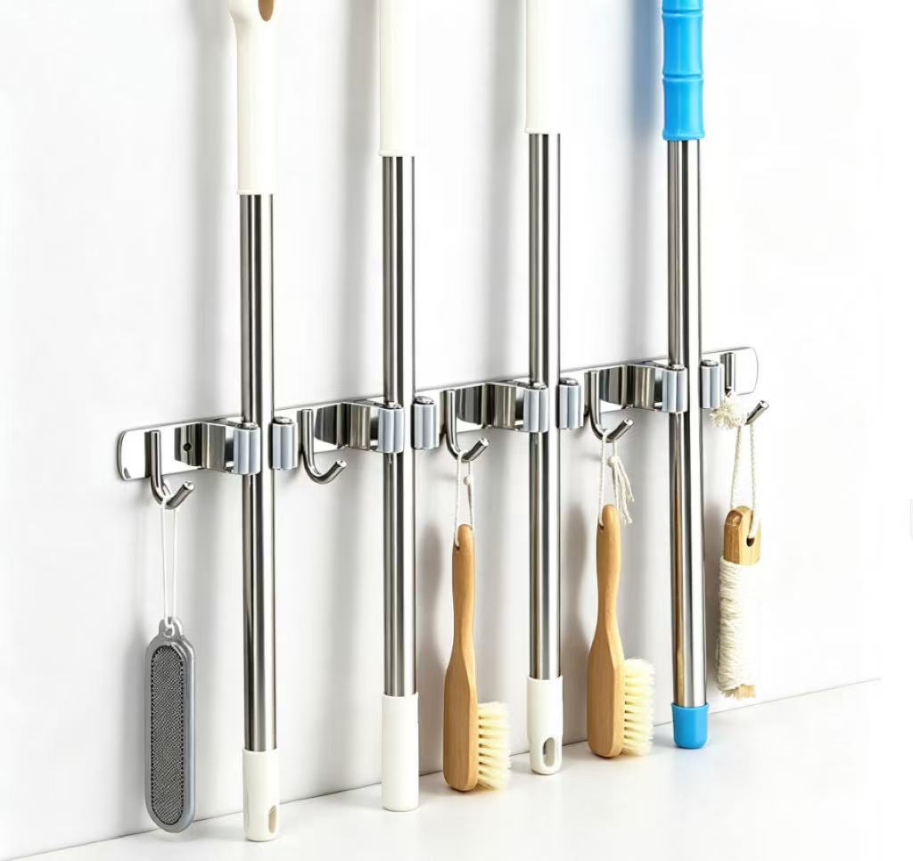 Wandmontierter Besenhalter Aus Edelstahl – 4 Schlitze Und 5 Haken – Selbstklebend Oder Zum Anschrauben – Optimiert Den Stauraum.