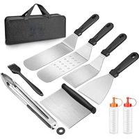 Das Set Besteht Aus 9 Grillutensilien Aus Edelstahl – Darunter Ein Pfannenwender, Eine Grillzange, Ein Schaber Und Eine Flasche – Und Wird Mit Einer Aufbewahrungstasche Geliefert.