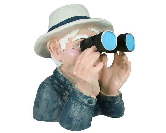 colourliving Gartenfigur Spanner Paschulke Jäger Figur mit Fernglas, (lustige Gartendekoration), handbemalte Dekofigur für Garten oder Terrasse, dekorativ auch im Haus