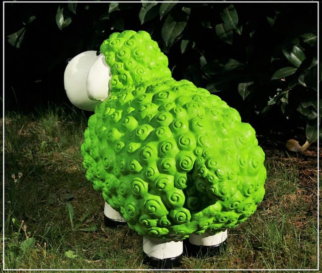 Geschenkestadl Gartenfigur XL Schafe in verschiedenen Farben Gartenfigur