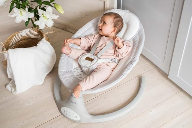MoMi Babyschaukel MoMi KENANI ONYX - Elegante schwarze elektrische Wippe für Kleinkinder, Bluetooth-Einheit, zwei Stromversorgungsoptionen