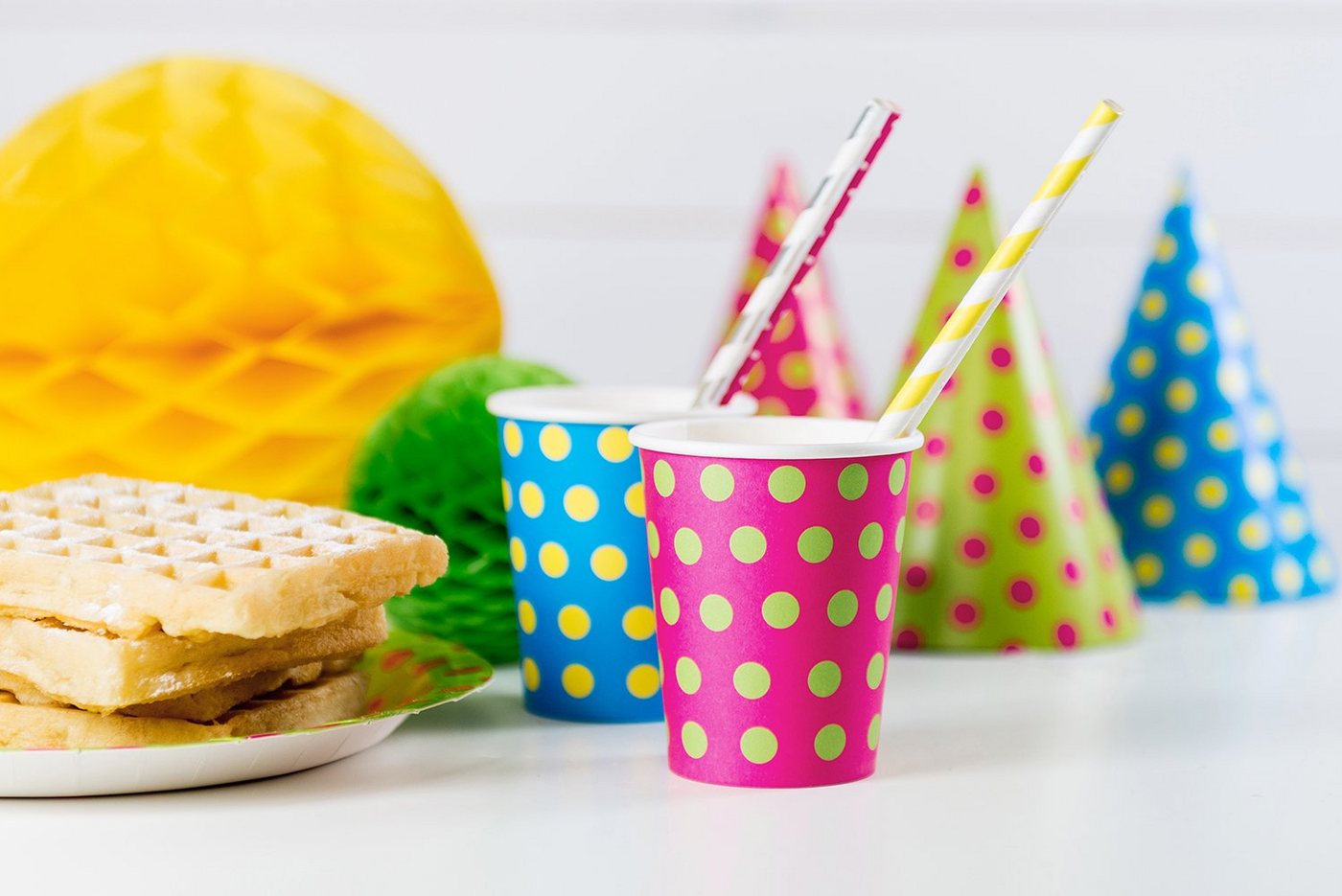 partydeco Trinkhalme, Papierstrohhalme diagonal gestreift 19cm weiß gelb 10er Set