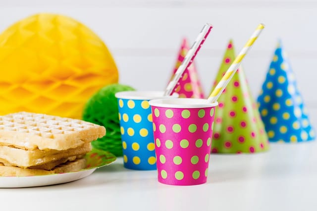 partydeco Trinkhalme, Papierstrohhalme diagonal gestreift 19cm weiß gelb 10er Set