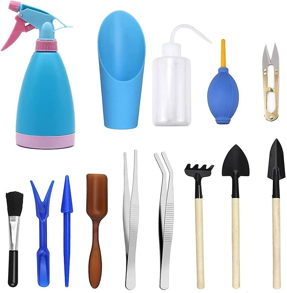 Set Mit 14 Miniatur-gartengeräten, Darunter Ein Wasserkocher, Eine Schaufel, Eine Sprühflasche Und Mehr.