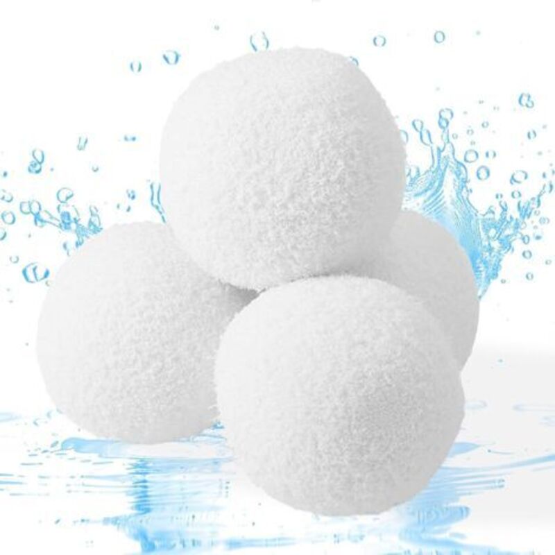 Satz Mit 4 Effektiven Schwammschwämmern Für Whirlpools Und Pools, Die Verunreinigungen Und Öle Absorbieren. Weiße Filterkugeln Für Den Pool.